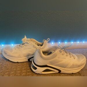 White size 10 Skechers